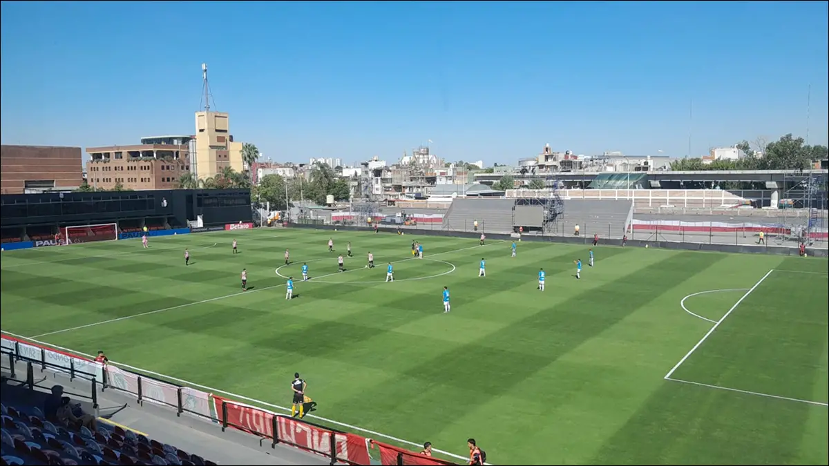 NUEVO ESCENARIO. Atlético Tucumán jugó por primera vez en la centenaria cancha de Barracas Central ubicada en el barrio porteño de Barracas