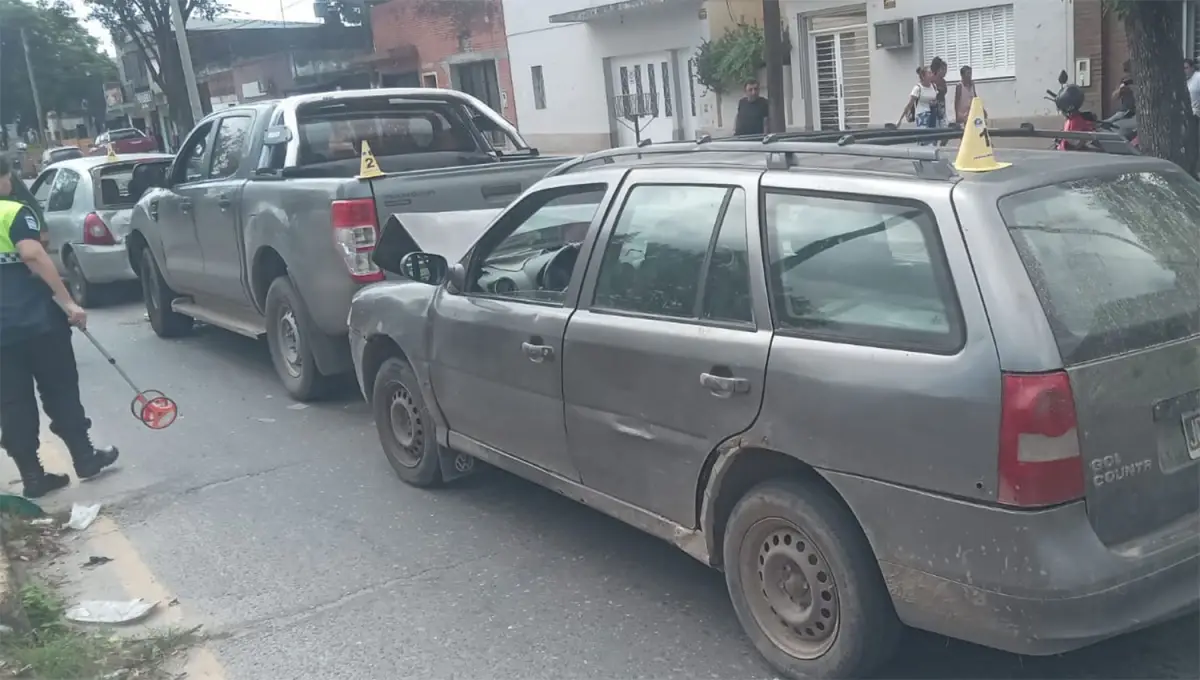 DAÑOS MATERIALES. Tres vehículos colisionaron en avenida Siria, en el carril que conduce al microcentro. 