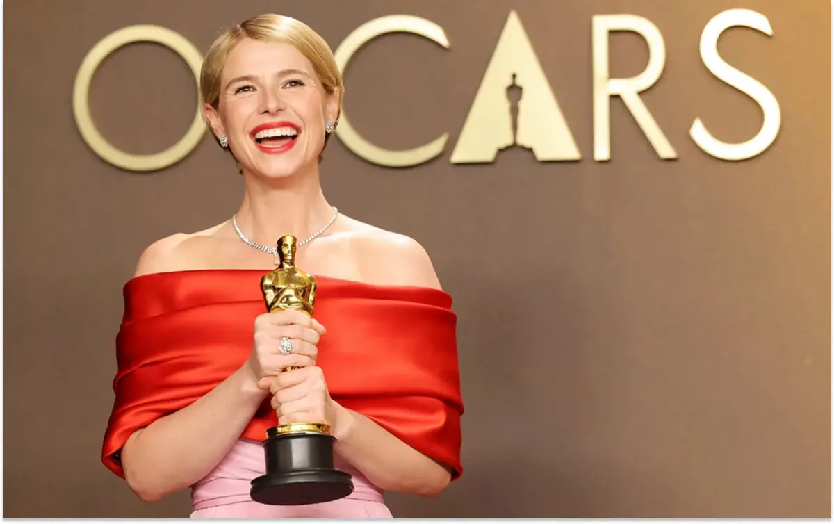 Jessie Buckley fue aclamada en el Dolby Theatre al recibir su Oscar