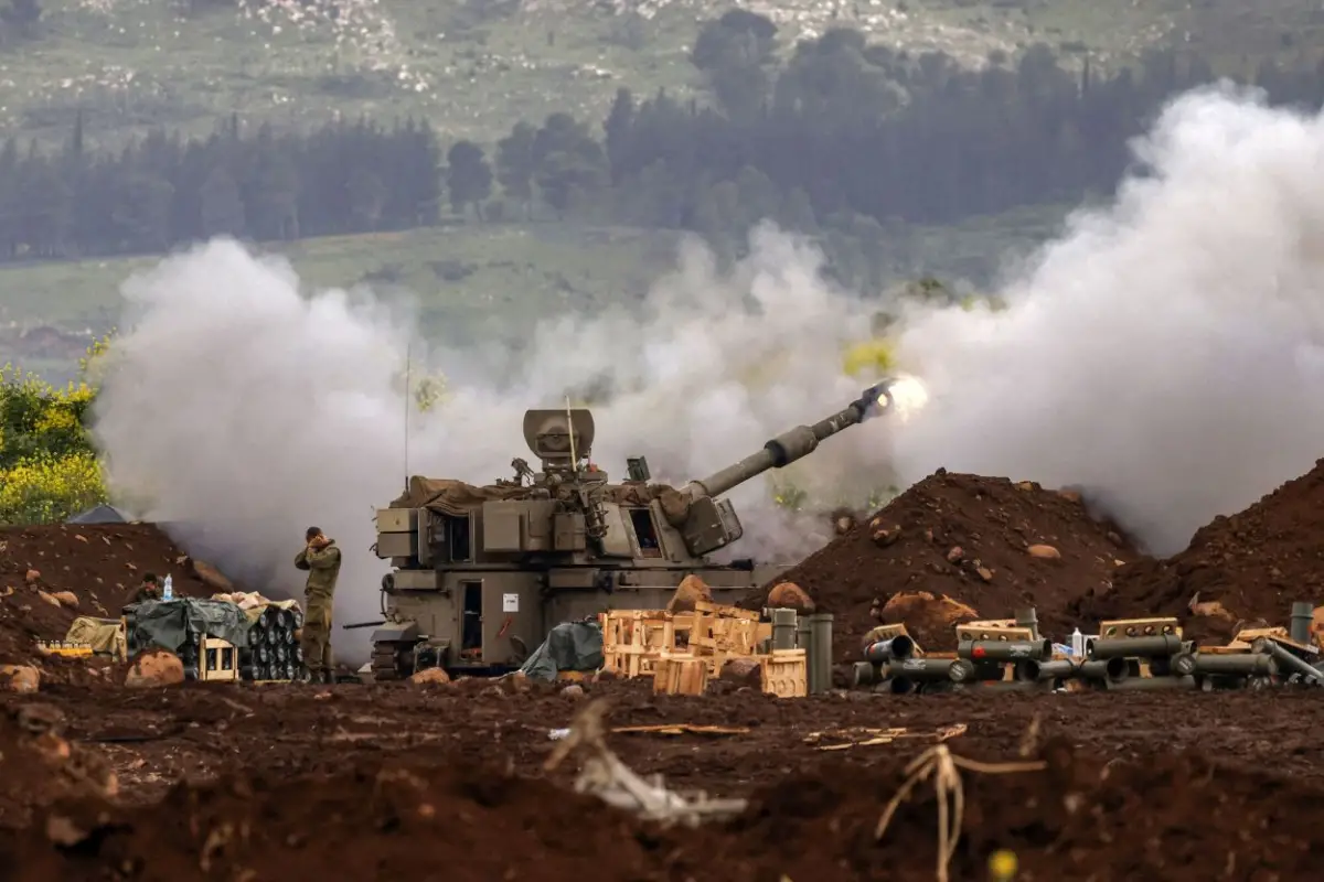 DISPAROS. Artillería israelí hacia el sur del Líbano desde una posición en la alta Galilea, en el norte de Israel.