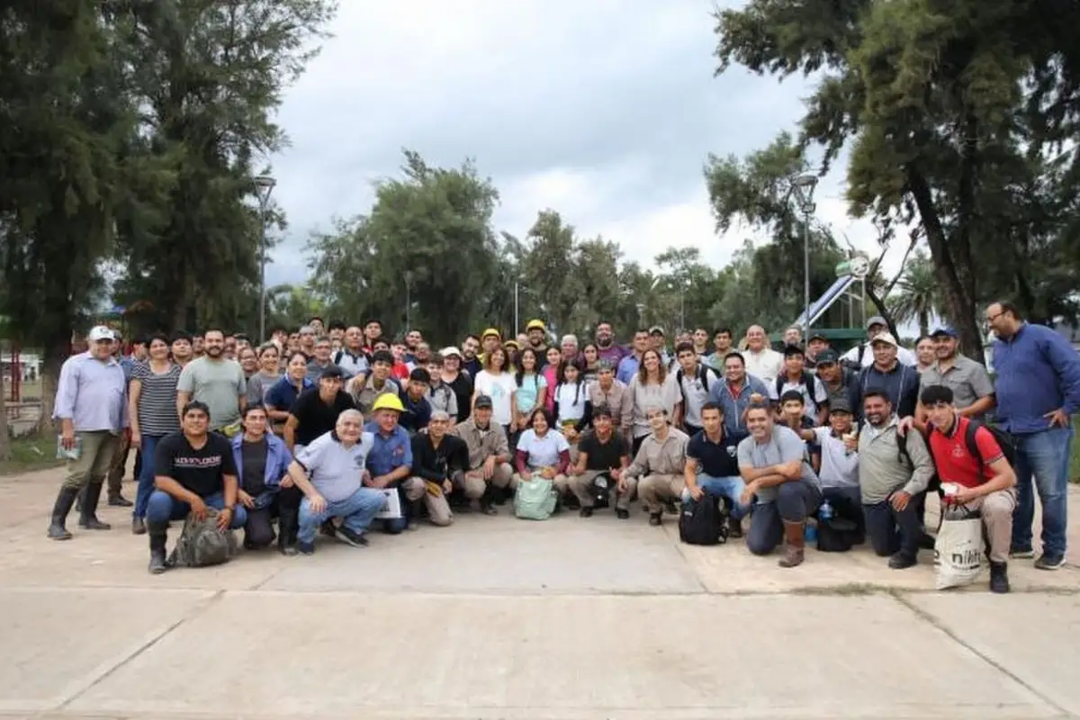 EN GRUPO. Los jóvenes y docentes que participaron de la tarea de recolección de datos.