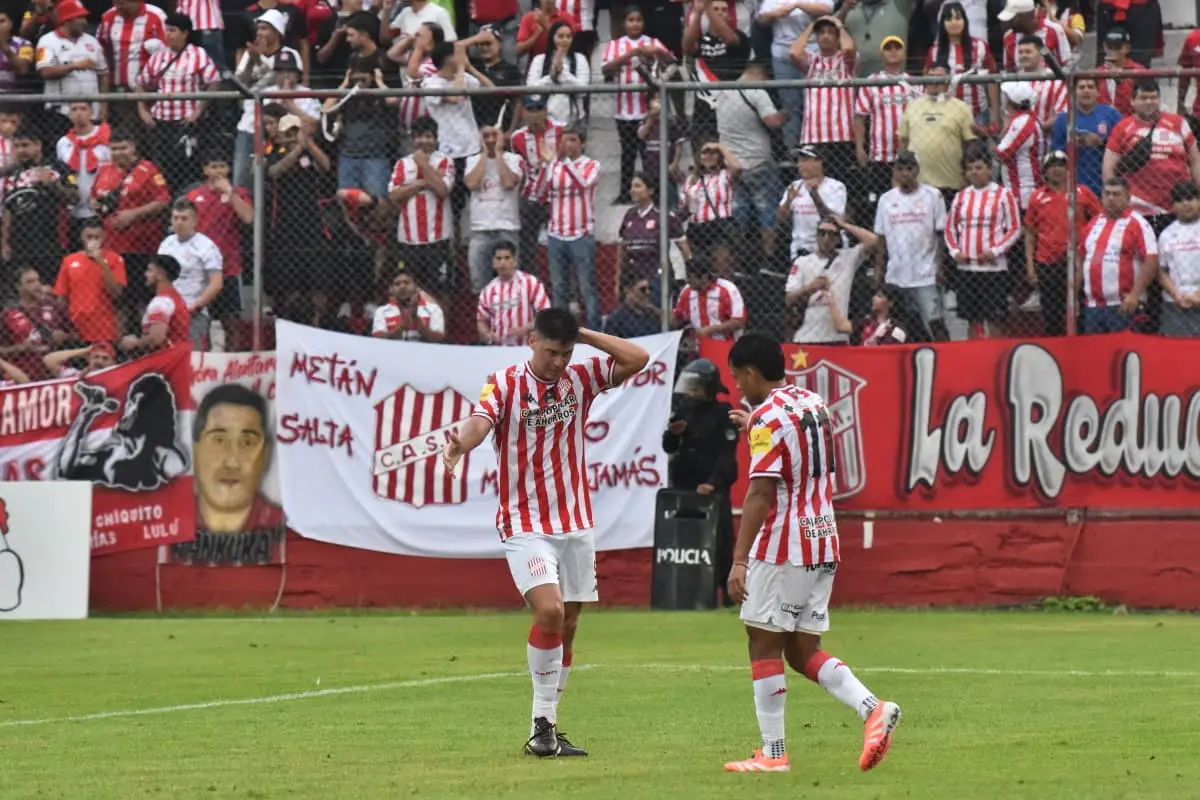 AGRADECIMIENTO. Facundo Pons saluda a Alan Cisnero, tras una gran oportunidad en el área rival.