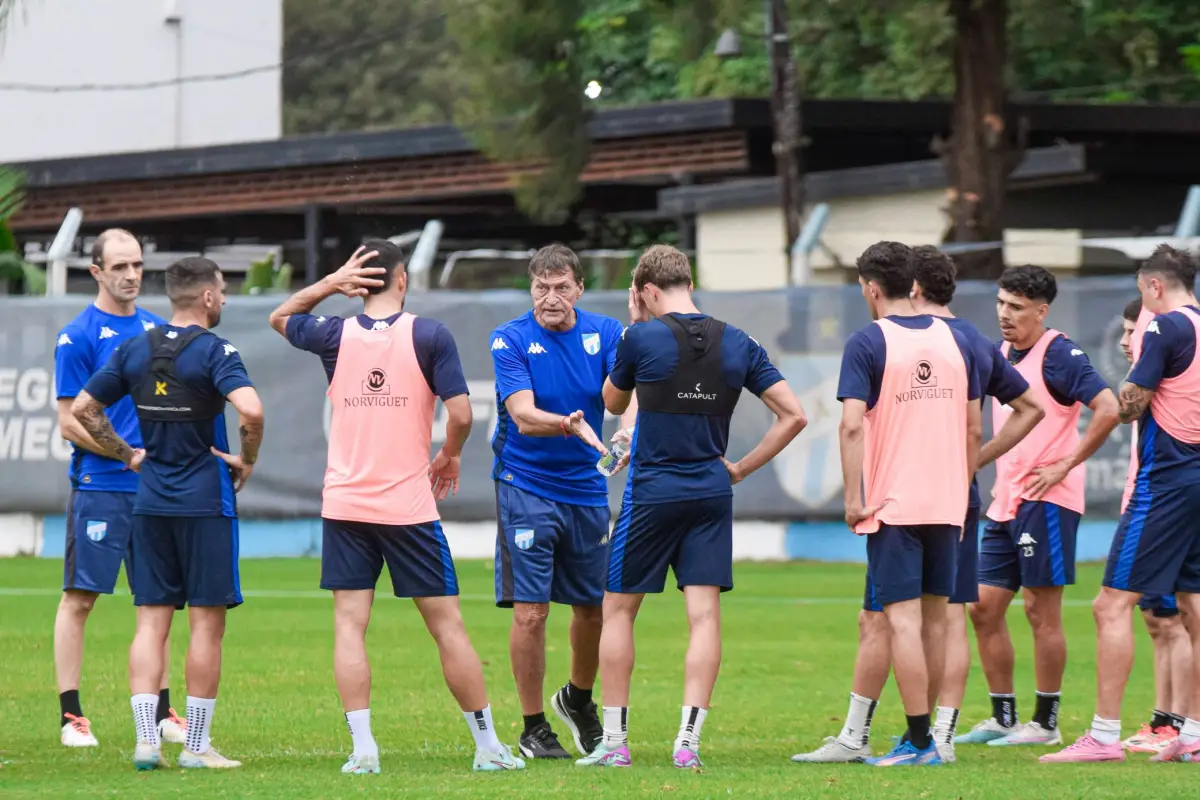 EL PLAN. Falcioni habla con sus dirigidos tratando de inculcarles su idea. El entrenador apuesta a que el Decano despegue en cancha de Barracas. 