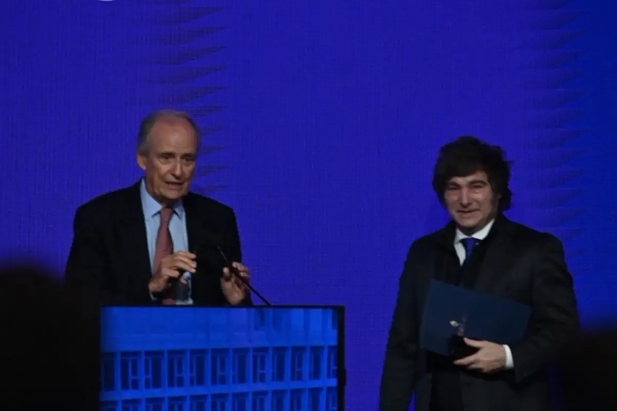 Javier Milei y Manuel Tagle, presidente de la Bolsa de Comercio de Córdoba. FOTO X @MSoleCarrizo