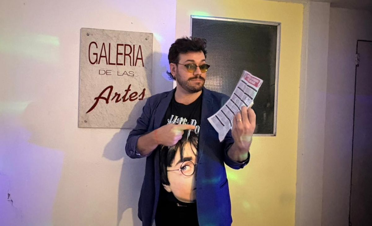 ANFITRIÓN CINÉFILO. Martín Falci, director y uno de los organizadores del Antidomingo, disfrutó de la ceremonia y del clima de comunidad que se generó en La Vecindad. / LA GACETA, VICTORIA REINOSO