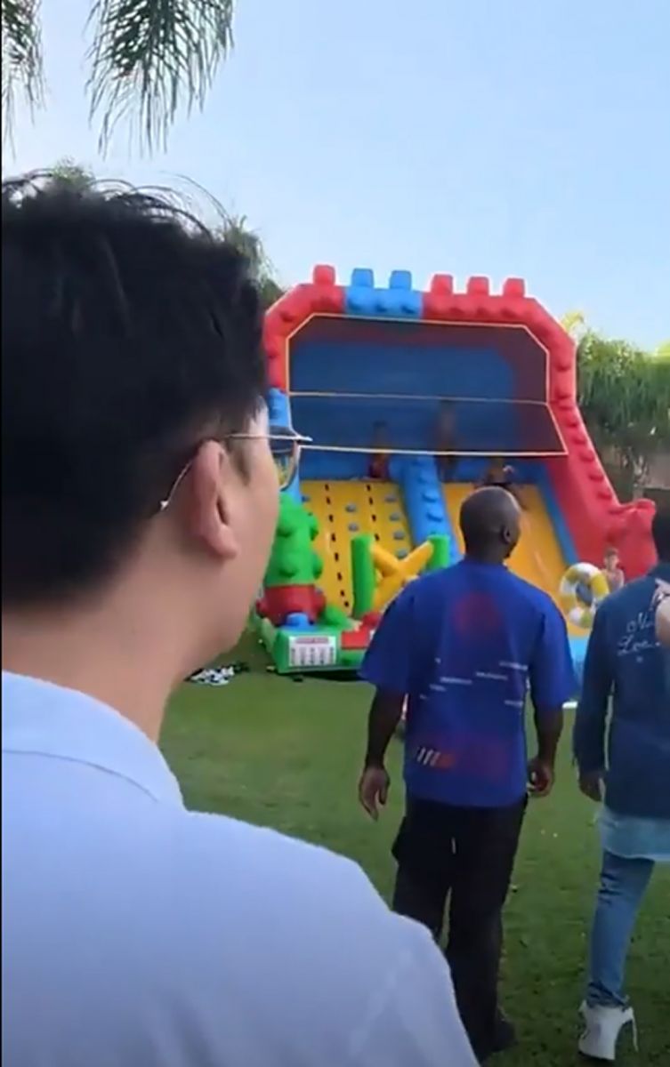 Pileta con cascada y una mini Bombonera: así es la lujosa mansión de Carlos Tevez