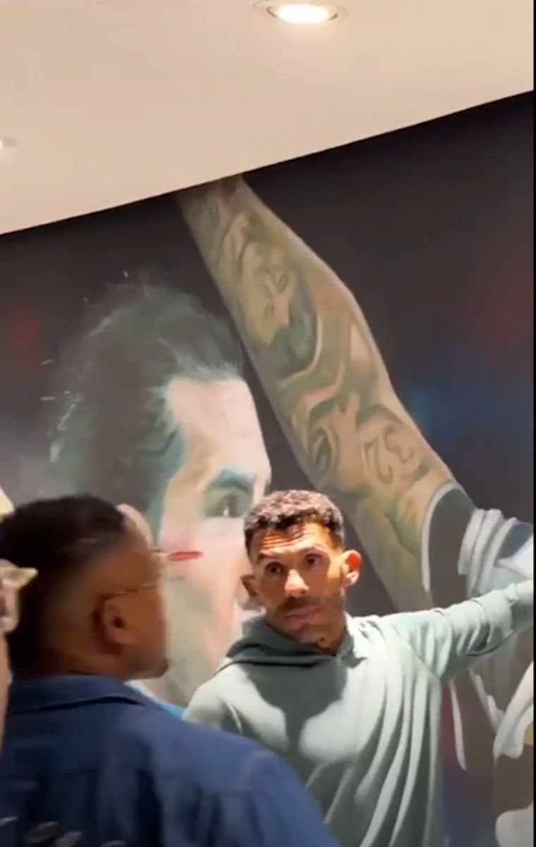 Pileta con cascada y una mini Bombonera: así es la lujosa mansión de Carlos Tevez