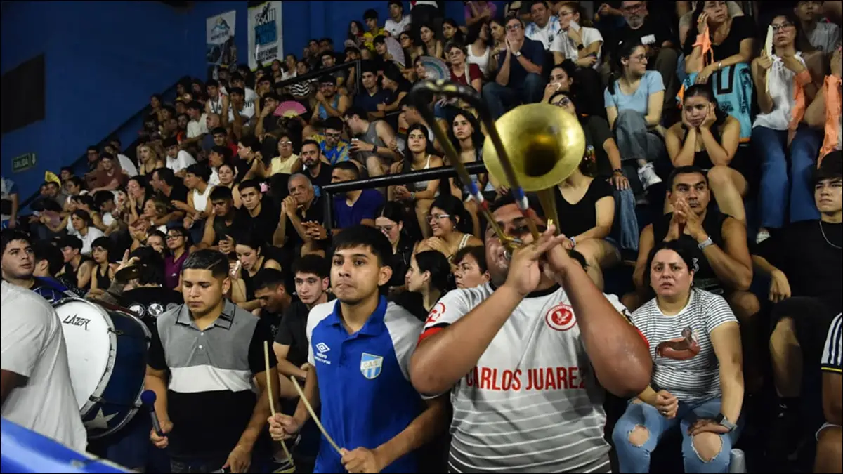 CLIMA DE FIESTA. El público colmó cada espacio disponible y acompañó una noche que mostró la magnitud que alcanzó el vóley en la provincia