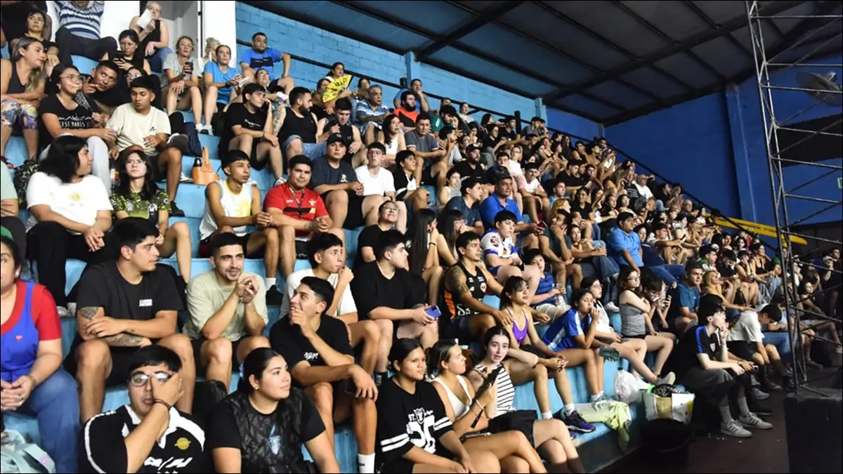 ORGULLO TUCUMANO. Hinchas y dirigentes de ambos clubes compartieron tribuna y reflejaron una identidad común que hoy posiciona a la provincia entre las potencias del vóley nacional