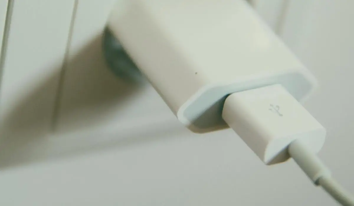 Sin luz en casa: trucos para cargar el celular en una situación de emergencia