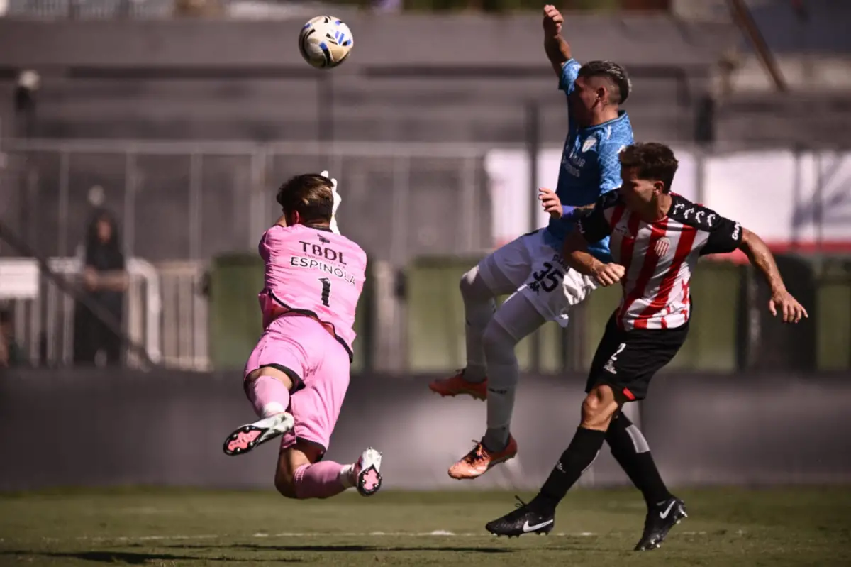 UN GOLPE MÁS. Atlético volvió a perder jugando de visitante. El Decano parece no levantar cabeza.