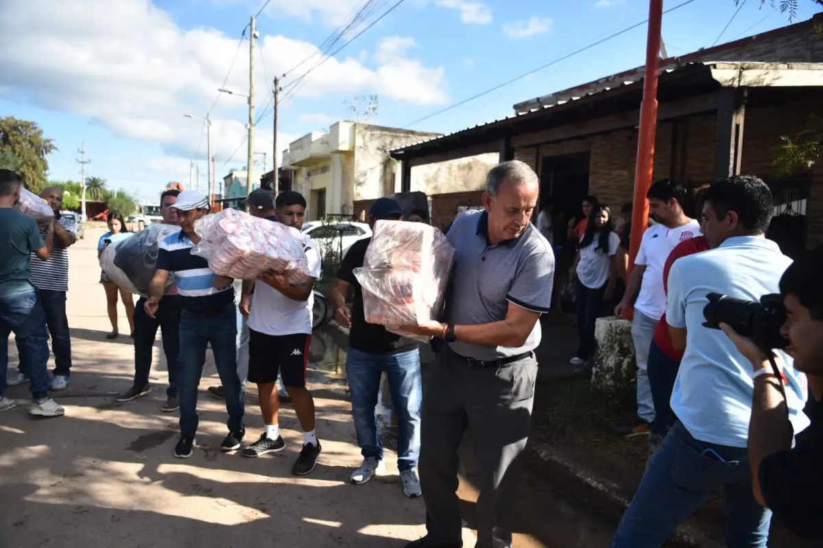 AYUDA. Oscar Mirkin colabora con las donaciones, que eran bajadas de la camioneta por Víctor Salazar.