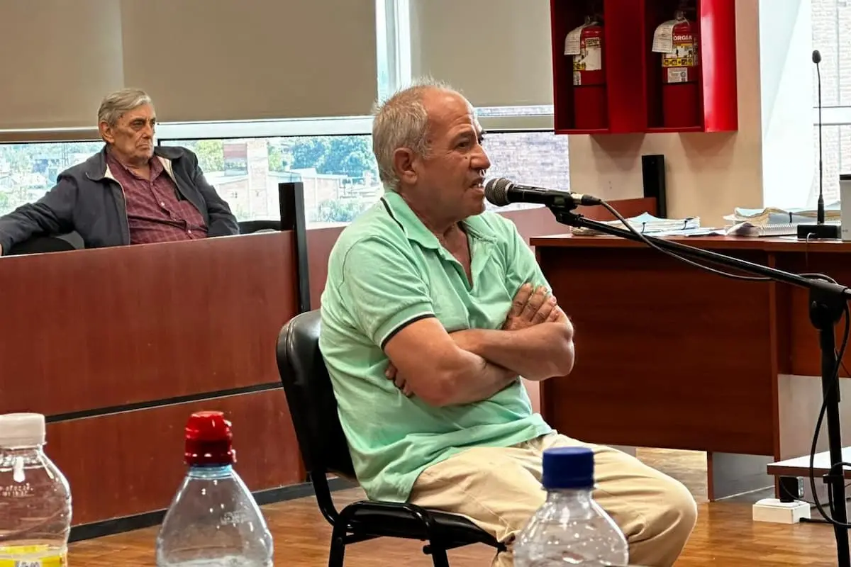 Juan Pedro Cruzado declara mientras Alberto Lebbos lo observa.