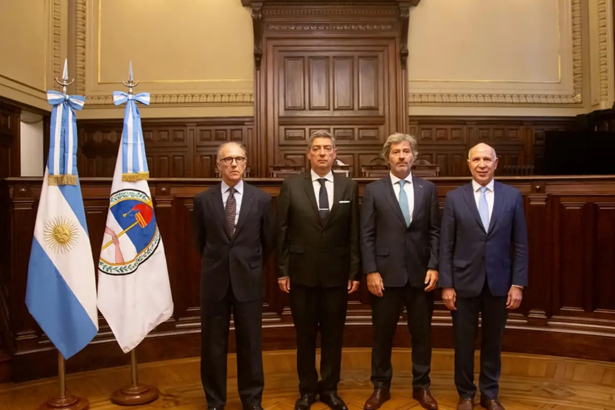 El ministro de Justicia, junto con los integrantes de la Corte nacional. 