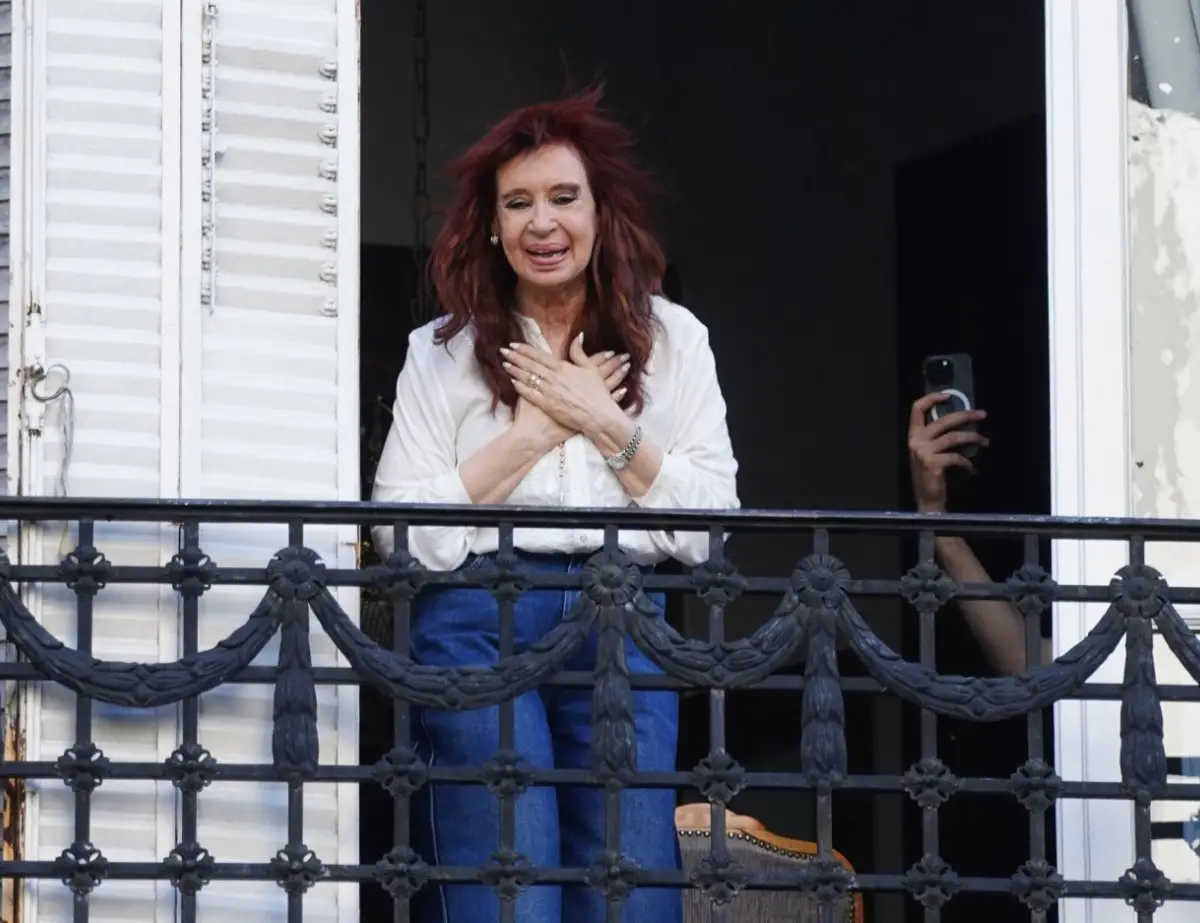 Causa Cuadernos: Cristina visita Comodoro Py con el apoyo de sus seguidores