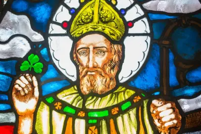 De la esclavitud a la fundación del catolicismo: la historia de San Patricio y por qué se lo recuerda hoy