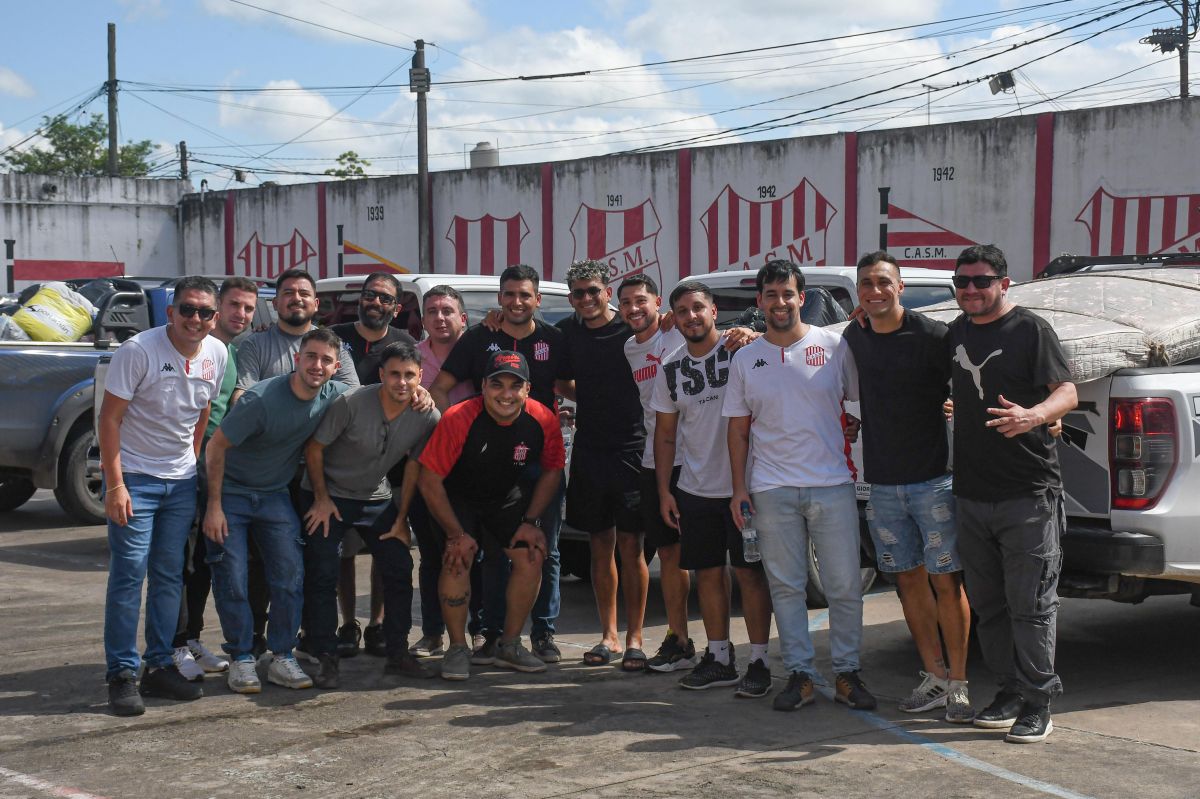 ANTES DE PARTIR. La CD y el plantel de San Martín posan en La Ciudadela.