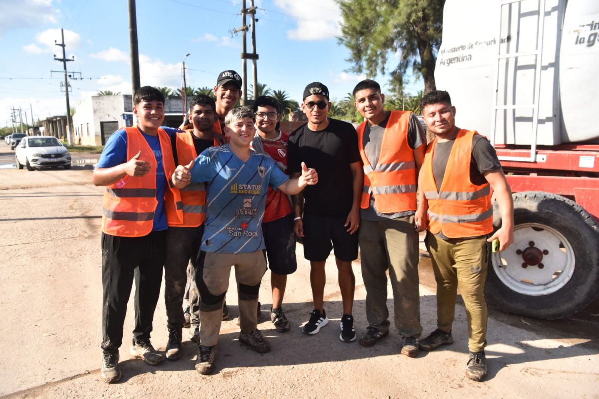 CON DIARTE. El lateral izquierdo se tomó una foto junto a personas que ayudaron en La Madrid.