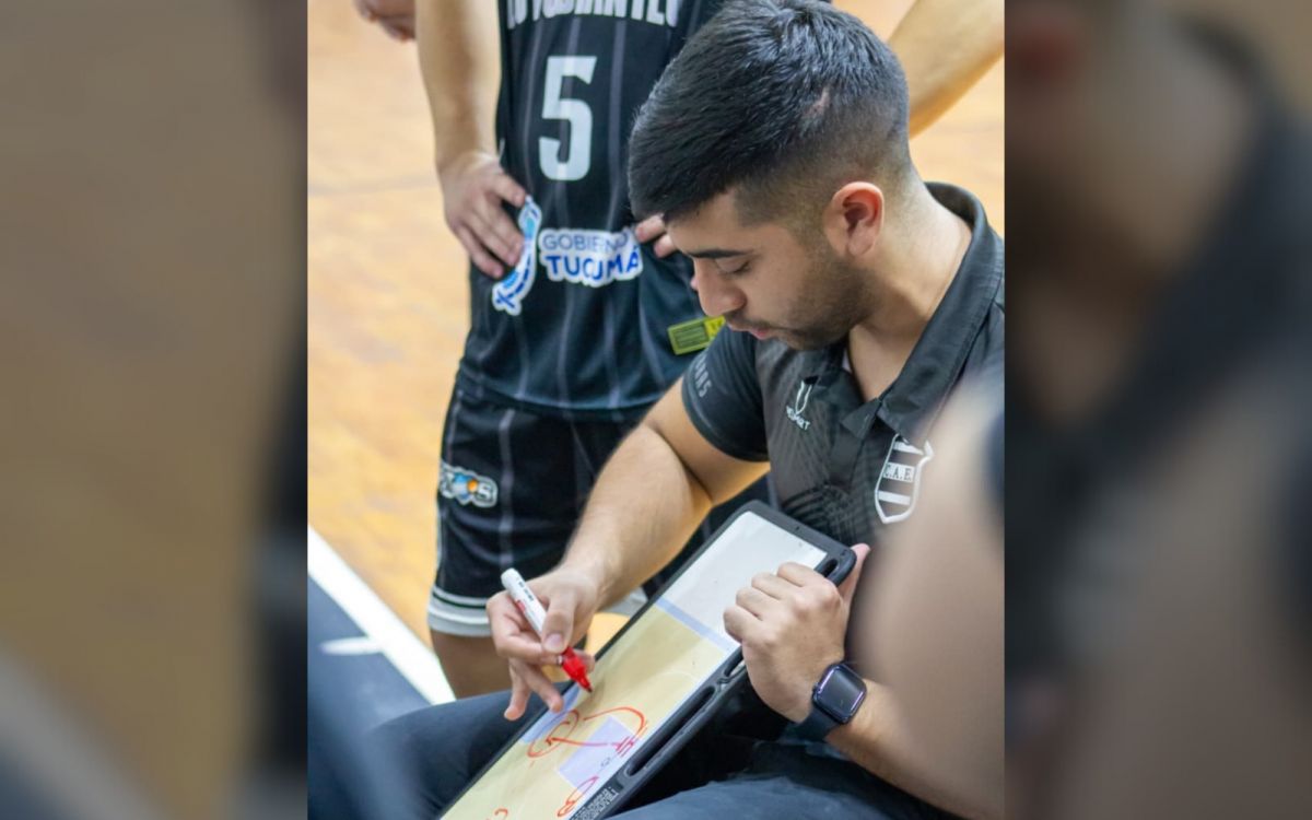 ESTRATEGA. Fabrizio Esposito conduce a Estudiantes con solidez táctica en un tramo decisivo de la Liga Argentina.