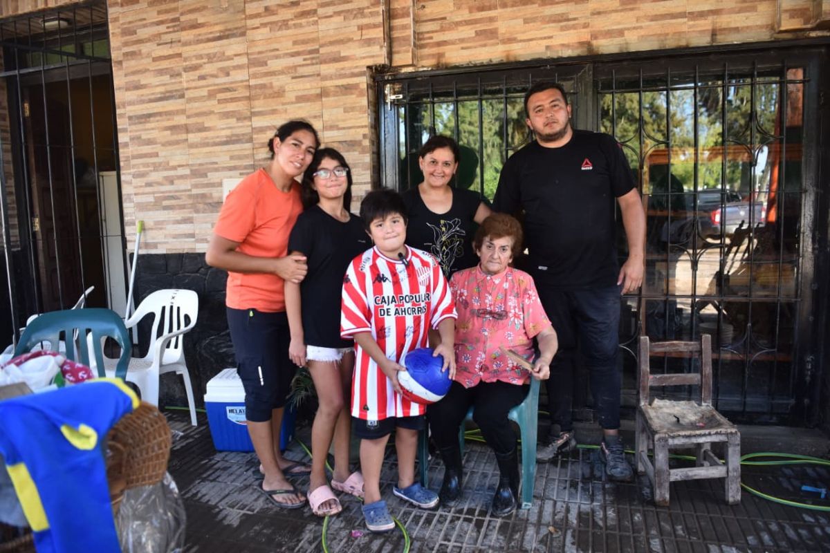 FAMILIA. El pequeño Joaquín posa junto a los suyos en La Madrid.