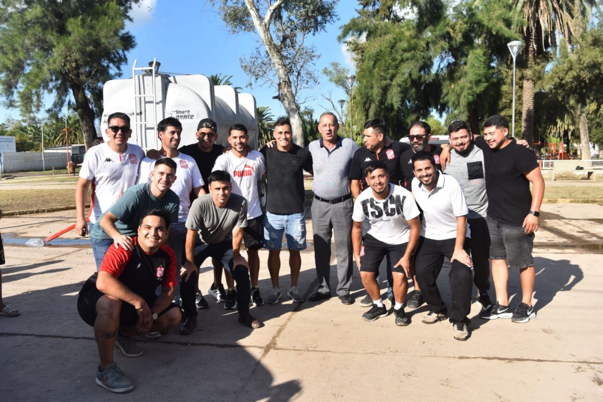 TODOS JUNTOS. Integrantes del plantel y de la CD se acercaron hasta La Madrid para ayudar a los daminificados.