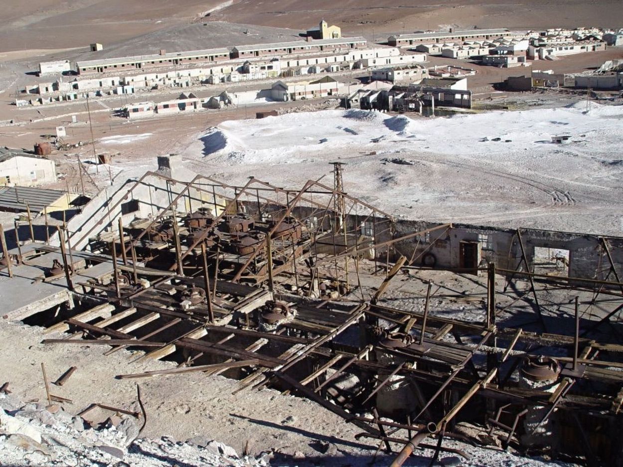 HOY. El viento recorre calles con edificios sin techo debido a saqueos.