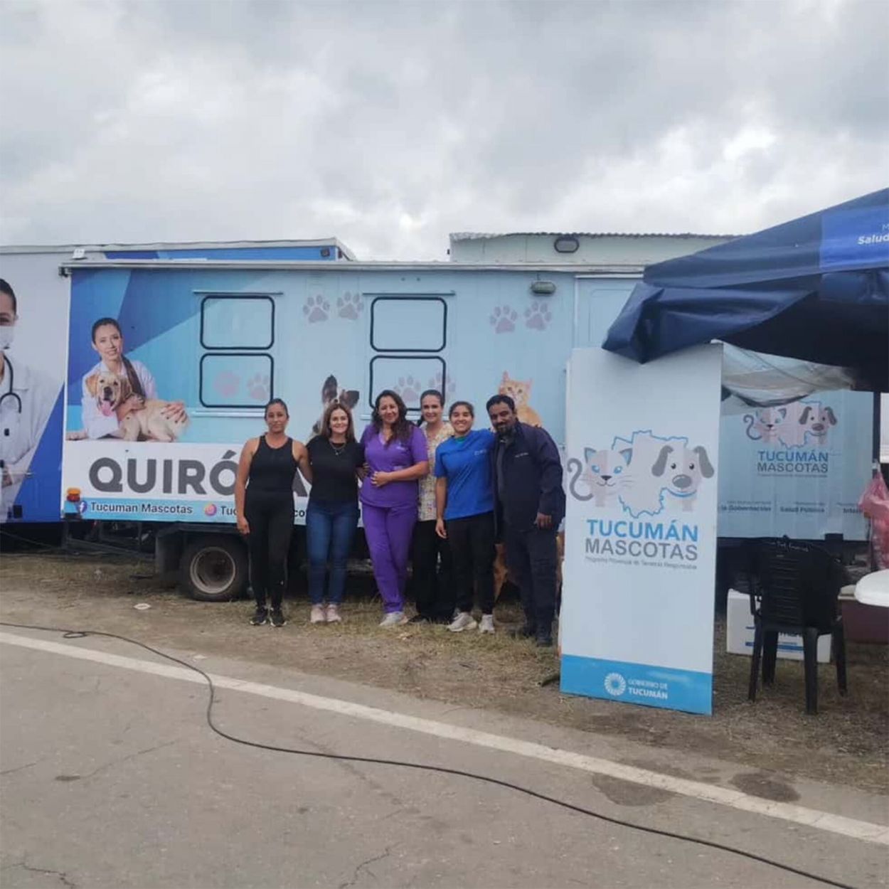 TRAILER. Se puede pedir atención veterinaria en la plaza central.