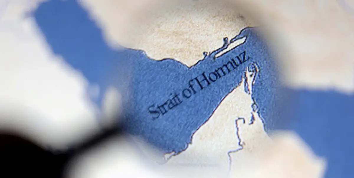 Una mapa muestra el Estrecho de Ormuz, en el centro de la guerra.