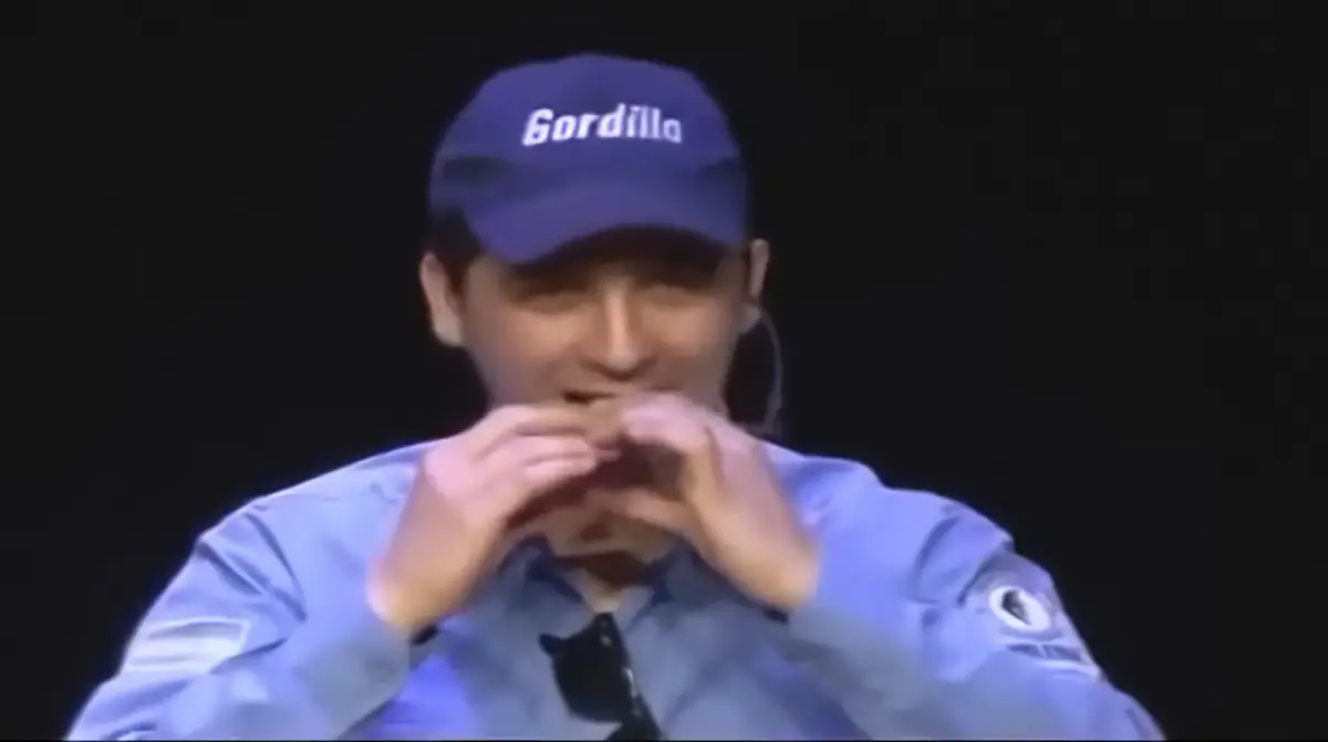 El Oficial Gordillo durante Humor Tucumano en el Centro Cultural Virla.