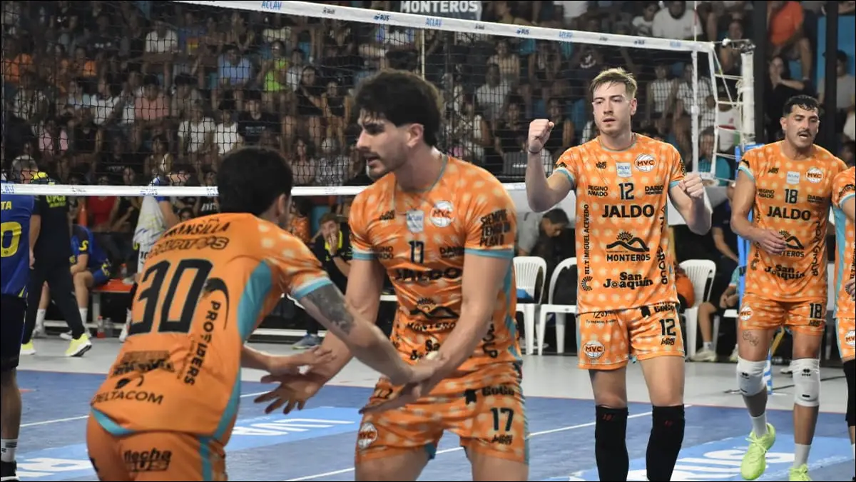 NOCHE INTENSA. Monteros Vóley estuvo cerca de quedarse con el primer cruce, aunque UPCN reaccionó y se llevó el triunfo en tie break