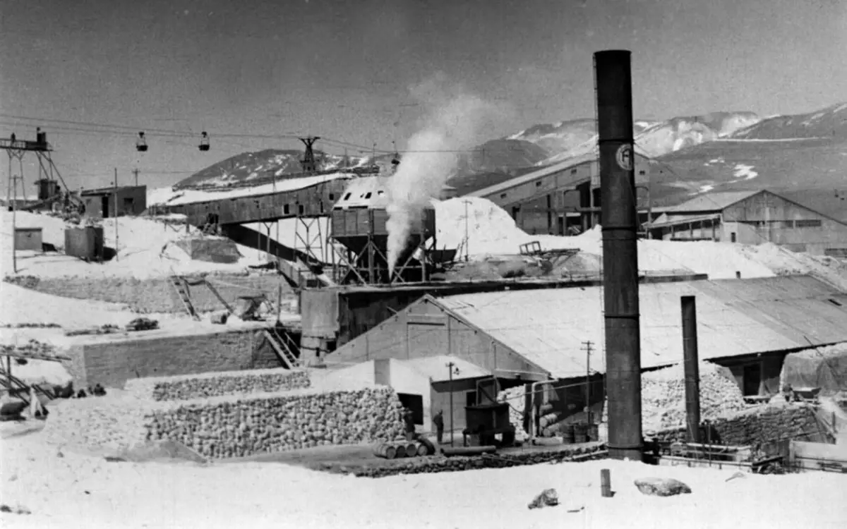 LOGÍSTICA. Un cable carril de 15 kilómetros unía la mina Julia (en la frontera con Chile) con la planta. Desde allí, el azufre seguía viaje rumbo a Salta.