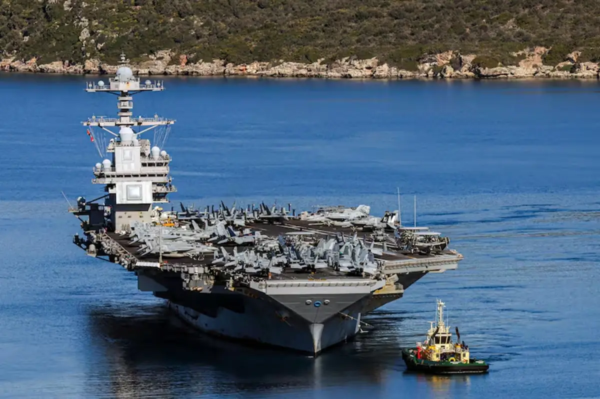 El portaaviones estadounidense USS Gerald R. Ford amarrado en Souda Bay, en la isla griega de Creta 