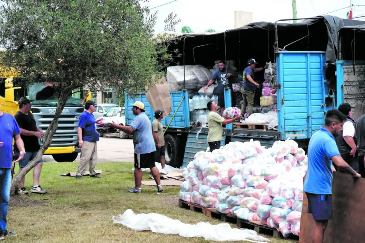 DONACIONES. Los vecinos indican que aún faltan insumos en las zonas afectadas, sobre todo mercadería  la gaceta / foto de matías vieito