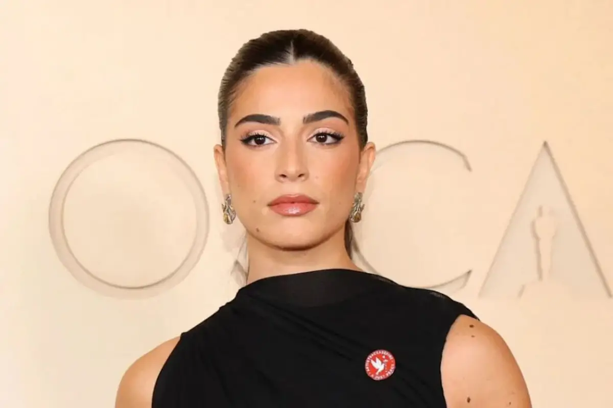 EN ROJO. La actriz y poeta Saja Kilani con su pin de “Artists4Ceasefire”, en contra de conflictos internacionales