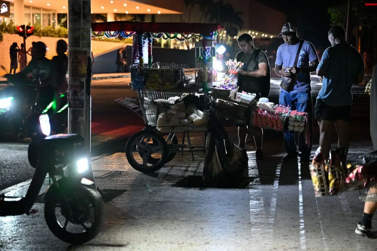 A OSCURAS. En los pueblos y en las ciudades cubanas se soporta un masivo apagón desde el lunes.