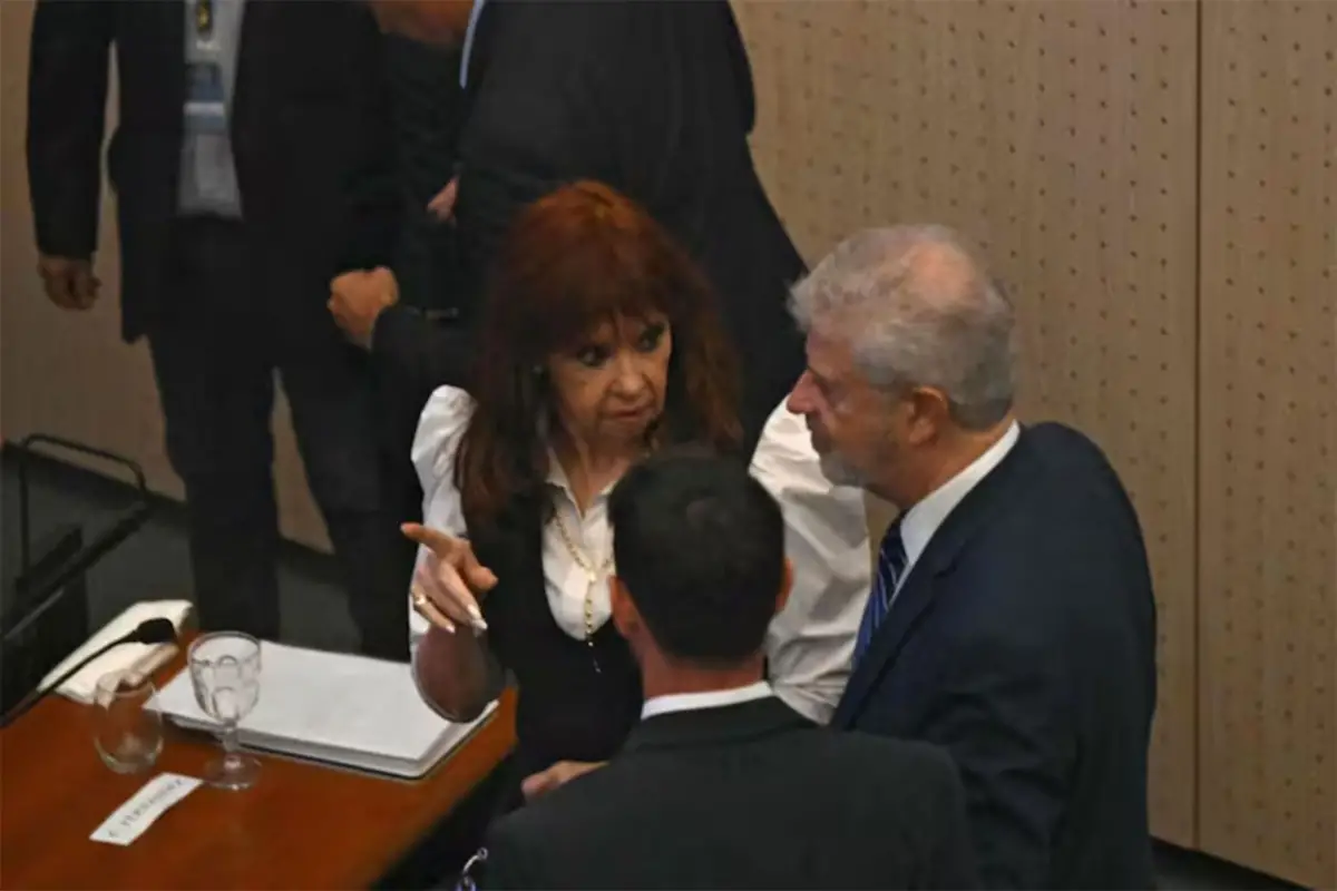 EN EL BANQUILLO. La ex presidenta estuvo acompañada por su abogado, Carlos Beraldi, y evitó saludar a Julio De Vido. 