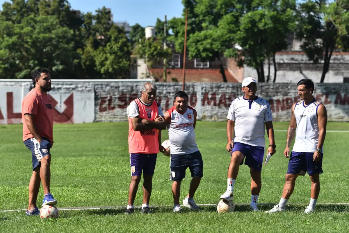 EQUIPO. Walter Arrieta conversando con su cuerpo técnico durante el entrenamiento.