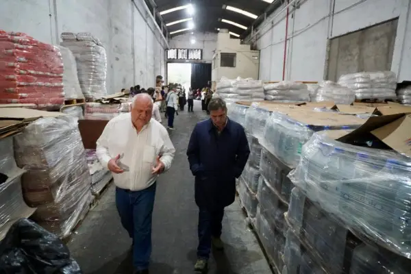 Ya va a haber tiempo para marcar las diferencias políticas: tras días de tensión, Masso y Catalán se mostraron juntos por los inundados