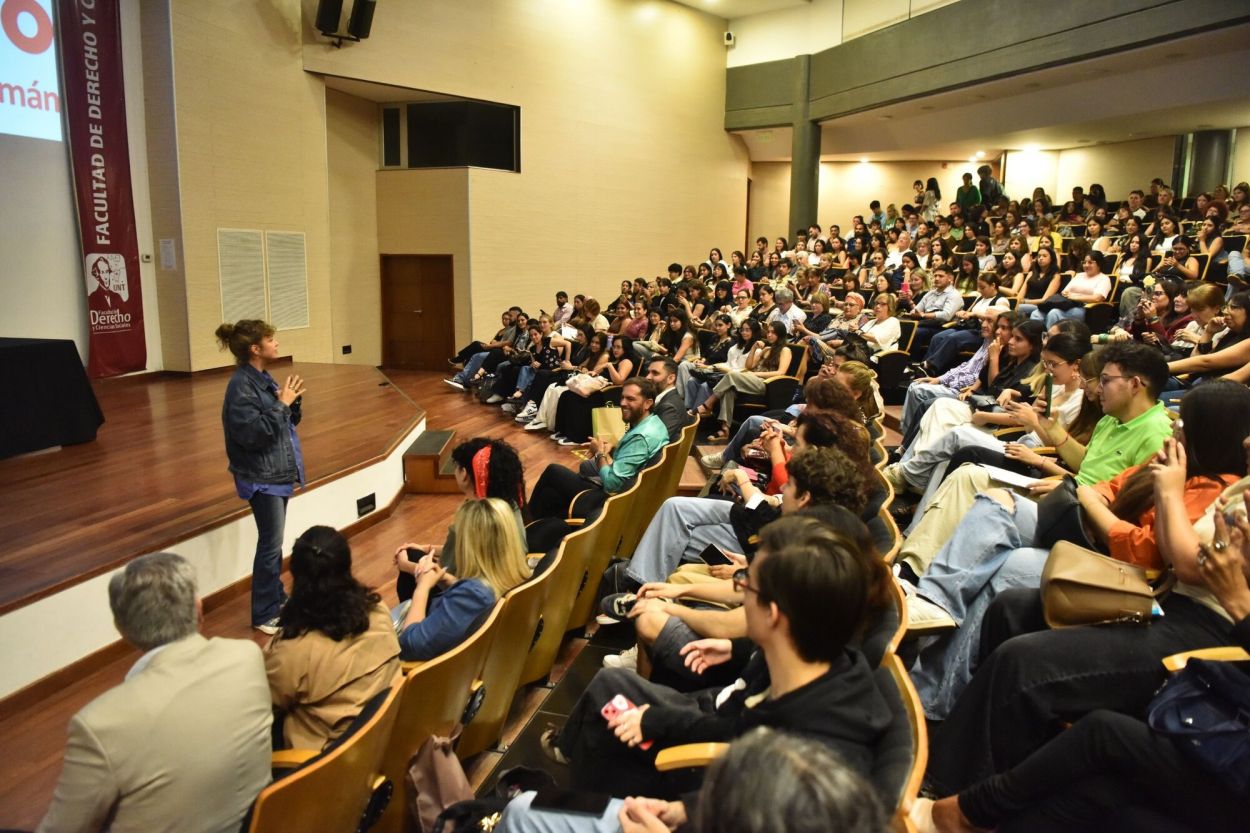 AUDIENCIA. Fonzi, directora y protagonista de “Belén”, dialogó con el público que se acercó a ver el filme en el aula Magna de la Facultad de Derecho.