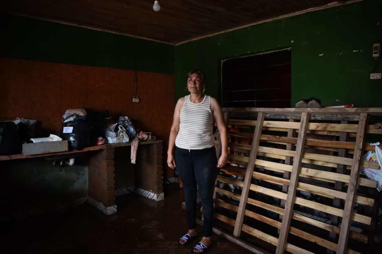 CON LO PUESTO. Los pocos muebles que se pudo rescatar de la casa.
