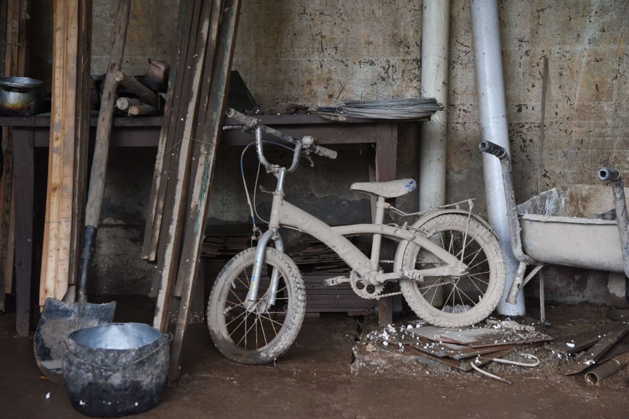HUELLAS. El barro quedó pegado a los objetos, como triste secuela.