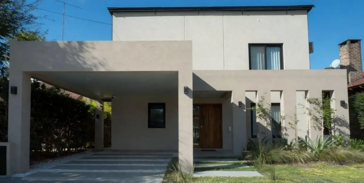 La fachada de la vivienda que se le atribuye a Manuel Adorni.