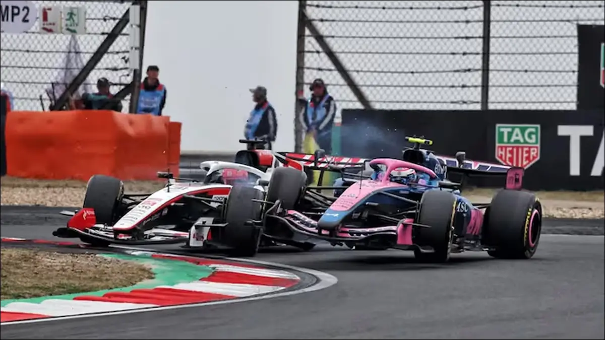 CRUCE EN PISTA. El incidente entre el francés y el argentino en boxes condicionó la carrera en Shanghái.