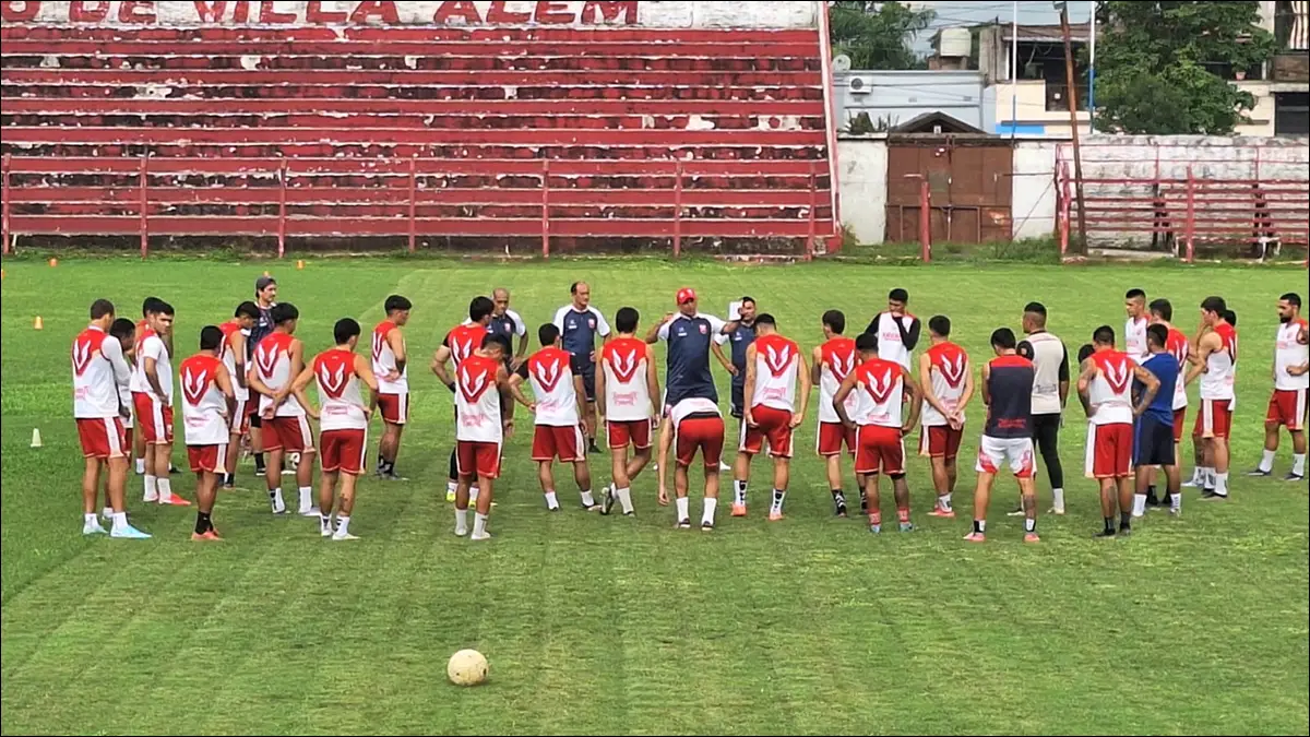 EN MARCHA. El plantel realizó su primer ensayo en el estadio con presencia de hinchas y empieza a definir la formación.