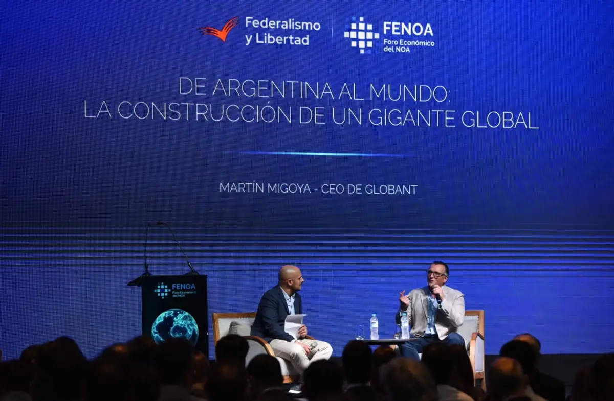 PRIMER PANEL. Martín Migoya, CEO de Globant, (derecha) dialoga con el periodista José Nazaro