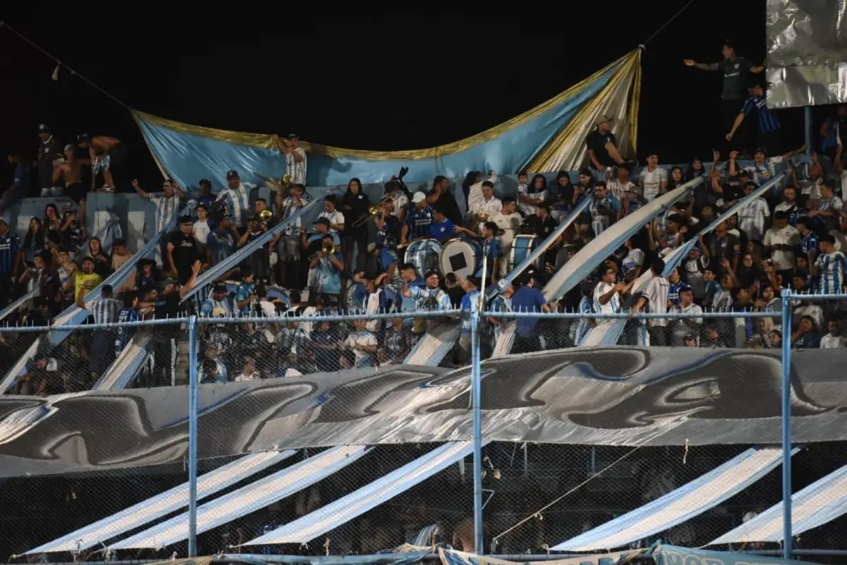 APOYO INCONDICIONAL. A pesar del mal momento, los hinchas reconocen que es momento de apoyar con aún más fuerza al equipo.