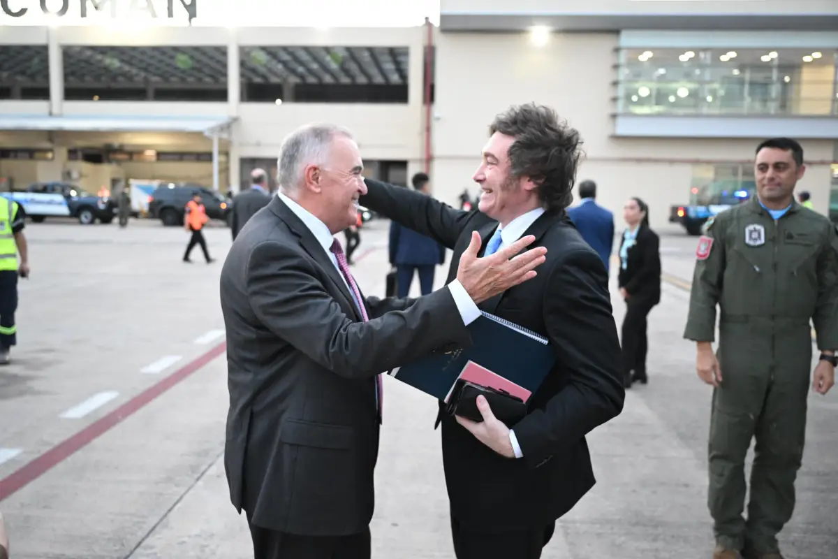 TUCUMÁN. El gobernador Osvaldo Jaldo recibió a Javier Milei en el aeropuerto Benjamín Matienzo. 