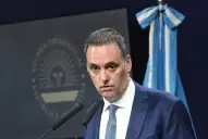 De la motosierra al uso privado de autos oficiales: el nuevo frente de conflicto que acorrala a Adorni