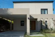 Nueva denuncia contra Adorni: le adjudican una casa en un country que no figura en su declaración jurada