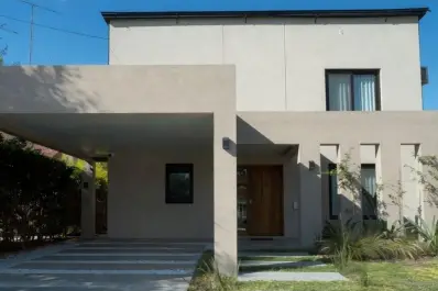 Nueva denuncia contra Adorni: le adjudican una casa en un country que no figura en su declaración jurada